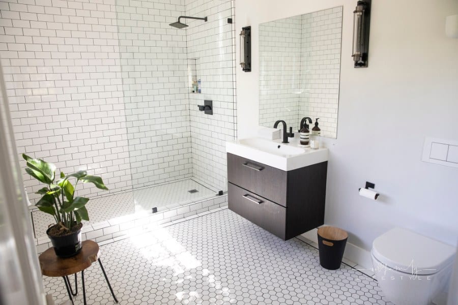 modern luxury black and white bathroom