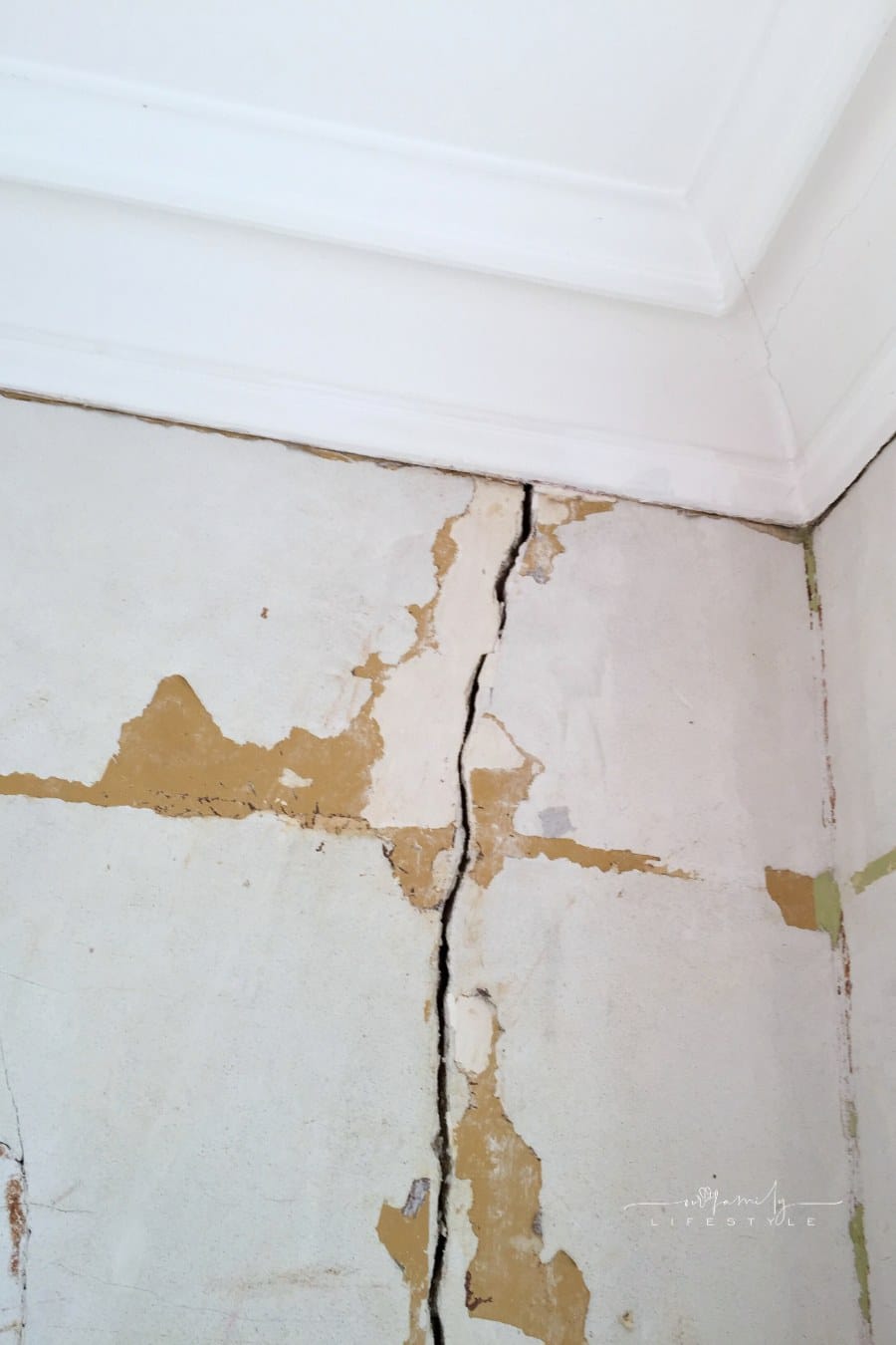 crack in interior walls of house